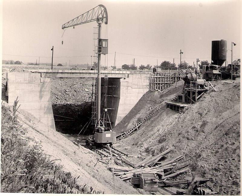 Z výstavby přehrady Rozkoš.