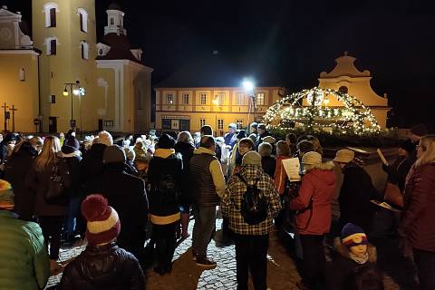 Česko zpívá koledy 2022 na náměstí ve Vlachově Březí. 
