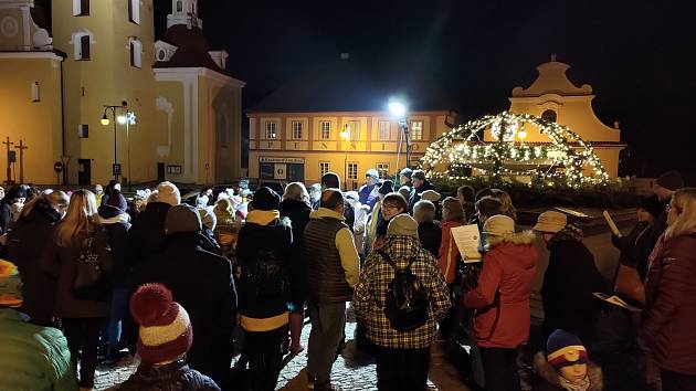 Česko zpívá koledy 2022 na náměstí ve Vlachově Březí. 