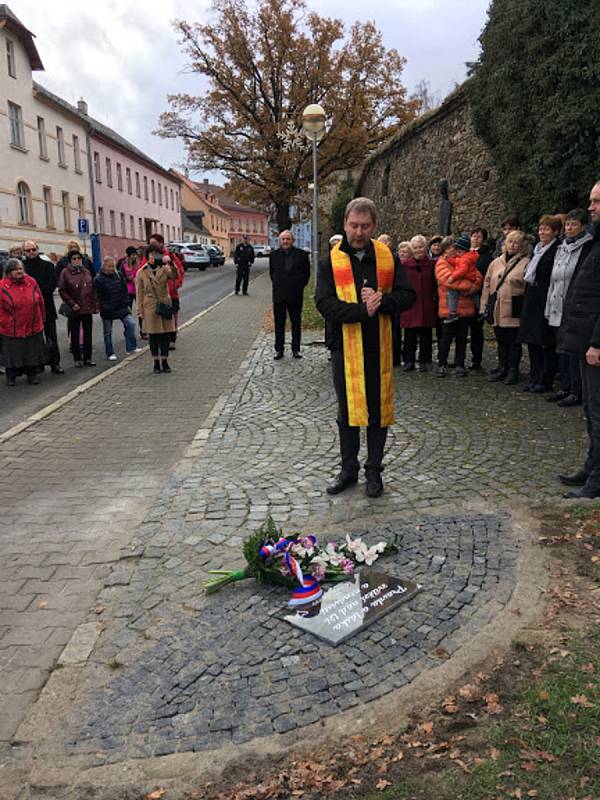 K 30. výročí sametové revoluce byla v neděli 17. listopadu slavnostně za přítomnosti řady osobností odhalena pamětní deska. Nachází se v prachatické Zahradní ulici a srdce z břečťanu.