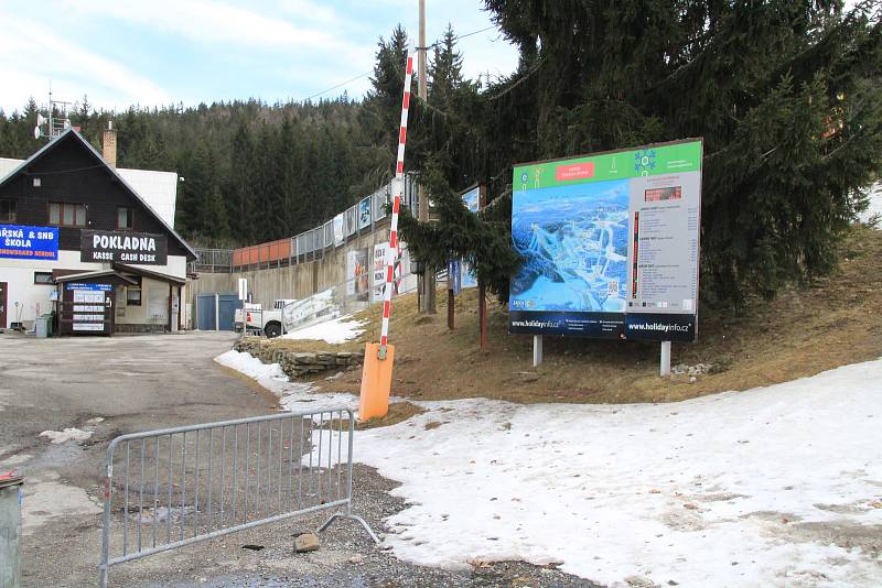 Na šumavském Zadově by se klidně dalo ještě lyžovat, vinou uzavření okresů je ale na Šumavě úplně prázdno.