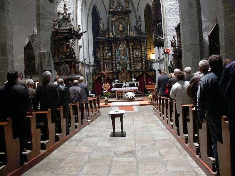 Desítky českých i německých včelařů se sešly v sobotu v kostele sv. Jakuba v Prachaticích, aby společně oslavily památku sv. Ambrože.