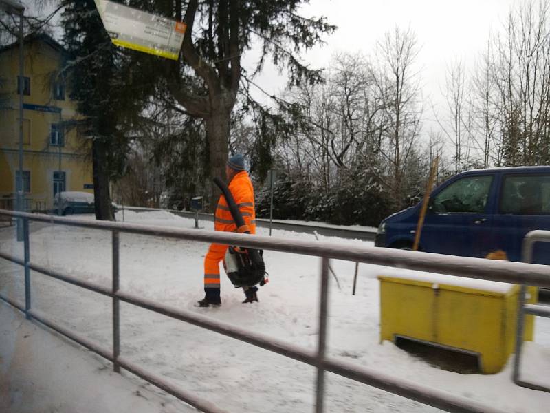 I přes noční sněhovou nadílku vlak z Vimperka do Volar přijel včas.