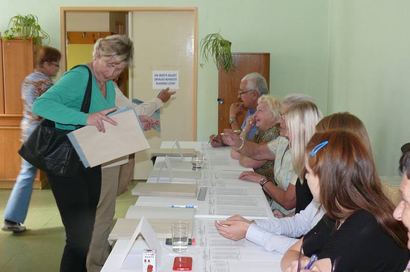 Ve volebním okrsku číslo 9 v Prachaticích bylo ihned po jeho otevření plno. 