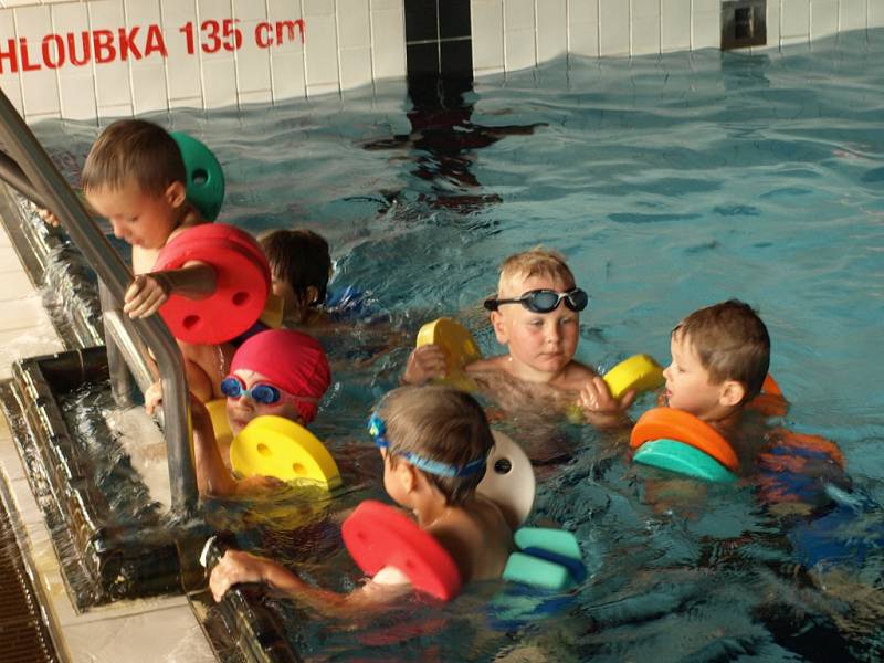 Děti v Prachaticích si mohou o prázdninách vybrat z několika příměstských táborů. Jeden z nich je i v krytém plaveckém bazénu.