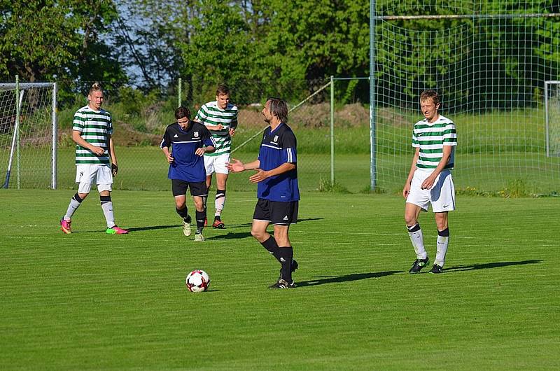 Vacovští fotbalisté hráli hodinu v oslabení a lídrovi tabulky z Dražic podlehli 1:4.