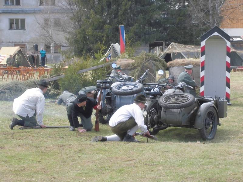 O víkendu připravili v Kvildě oslavy výročí konce druhé světové války doplněné o ukázky bojů v českoněmeckém pohraničí.