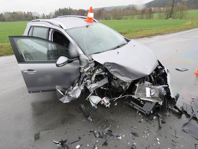 Při nehodě u Tvrzic byla jedna zraněná osoba transportována leteckou záchrannou službou do nemocnice.