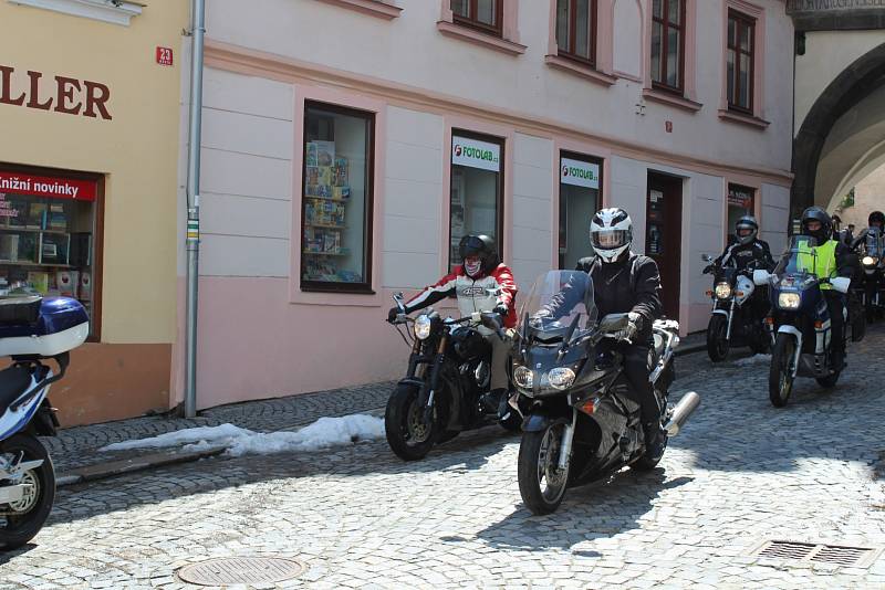 Prachatičtí motorkáři zahájili sezonu výjezdem z Dolní brány.