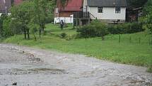 Noční přívalový déšť a vytrvalé srážky zvedaly hladinu ktišského potoka a sousedních rybníků doslova před očima.