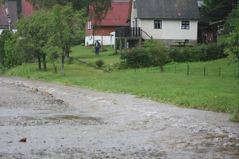 Noční přívalový déšť a vytrvalé srážky zvedaly hladinu ktišského potoka a sousedních rybníků doslova před očima.