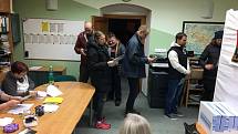 Za první tři hodiny prezidentských voleb volila v šumavské Kvildě zhruba stovka lidí. Valná většina z nich s voličským průkazem.