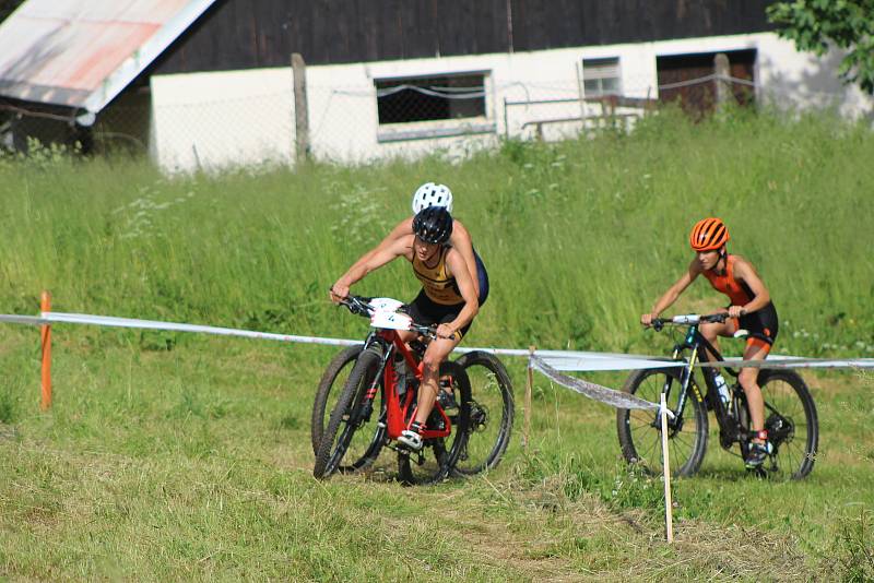 Triatlonistky připravily při Short tracku fanouškům skvělou podívanou.