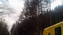 Prachatičtí hasiči zachraňovali paraglidistu, který přistál na stromě.