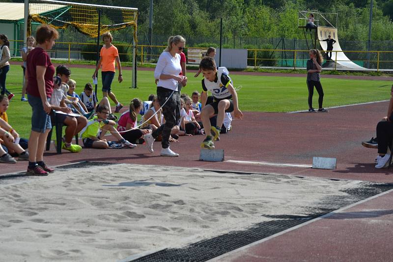 Městský stadion se zaplnil dětmi. Dům dětí a mládeže pro ně připravil atletickou soutěž.