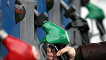 Vůbec nejdražší benzin v Evropě je tradičně ve Skandinávii, tam litr benzinu stojí nejméně 41 korun, jen o málo nižší cena je v Itálii. 