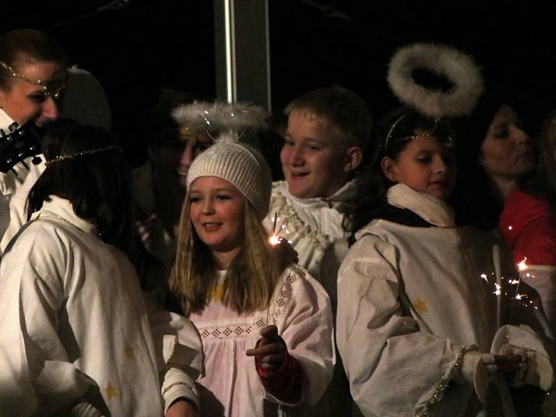 V zahradě Husova domku v Husinci se ve středu v podvečer sešli nejen Husinečtí, aby zhlédli živý betlém.