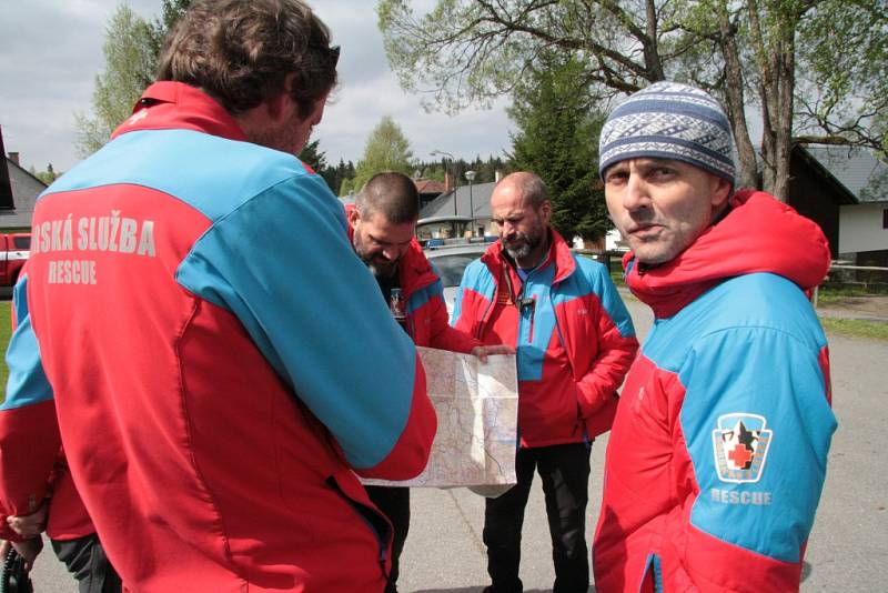 Oblast Národního parku Šumava od Nového Údolí přes Vltavskou cestu k Nové Peci až po Plešné jezero se ve čtbrtek stala místem pátrání po dvanácti ztracených účastnících nelegálního závodu. Naštěstí se jednalo o součinnostní cvičení záchranných složek.