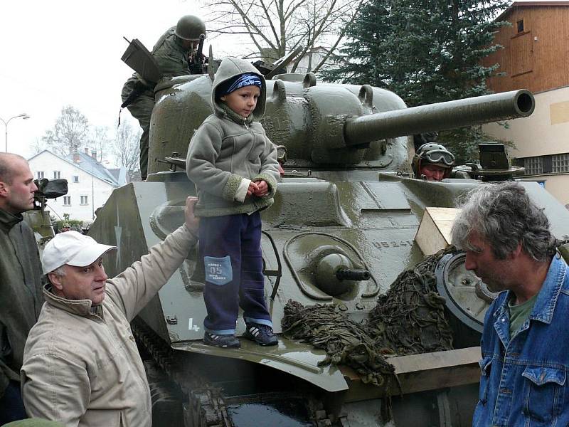 Po bitvě o radnici si všichni mohli historickou vojenskou techniku prohlédnout zblízka.