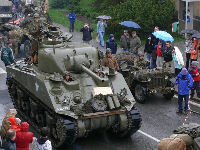 Po bitvě o radnici si všichni mohli historickou vojenskou techniku prohlédnout zblízka.