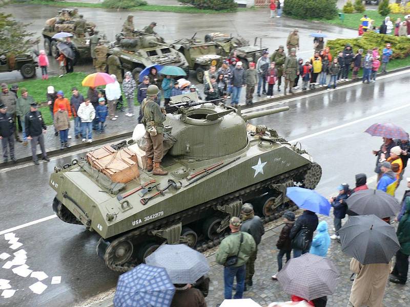 Po bitvě o radnici si všichni mohli historickou vojenskou techniku prohlédnout zblízka.