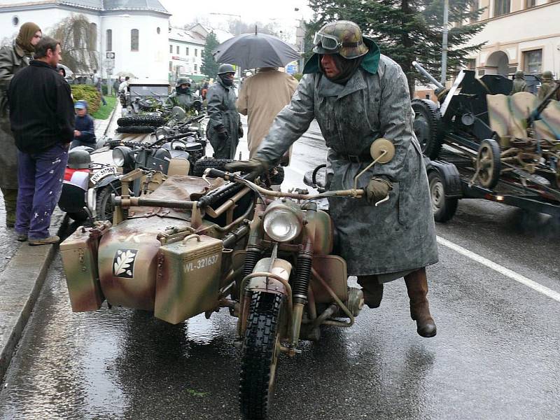 Po bitvě o radnici si všichni mohli historickou vojenskou techniku prohlédnout zblízka.