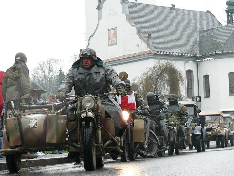 Po bitvě o radnici si všichni mohli historickou vojenskou techniku prohlédnout zblízka.