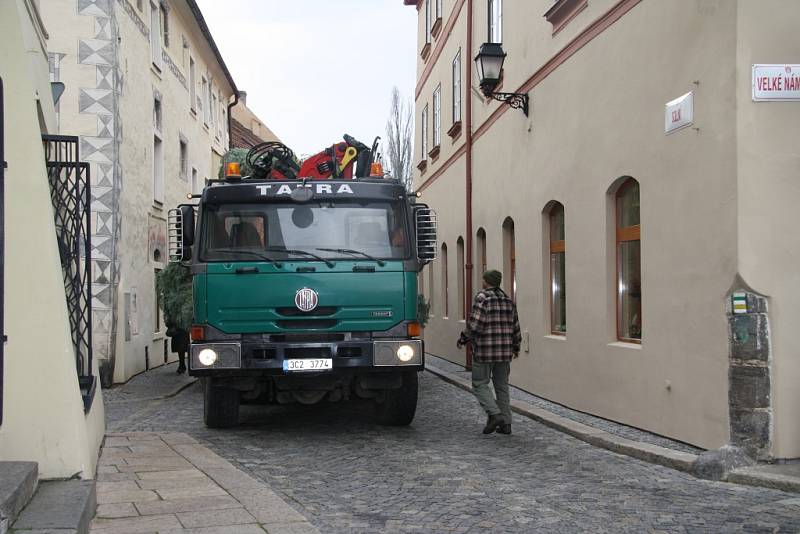 Posledních několik metrů a jsme na Velkém náměstí v Prachaticích.