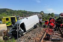 Nehoda dodávky a vlaku uzavřela železniční přejezd ve Vimperku.