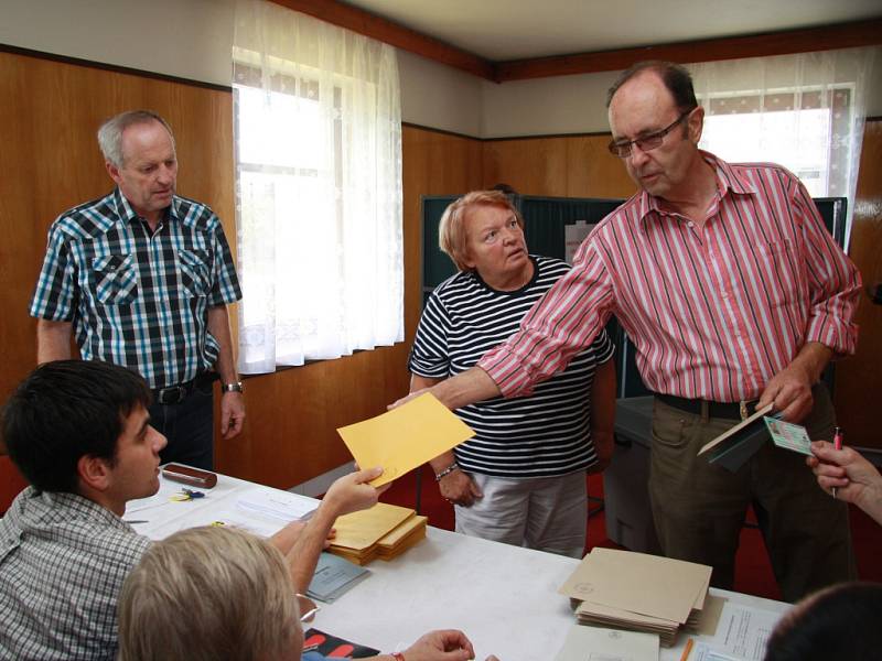Někteří voliči si od volební komise brali obálky dvě, do komunálních i senátních voleb.