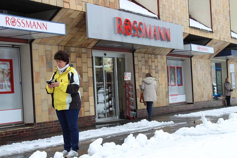 Husté noční a ranní sněžení způsobilo na Prachaticku místa kalamitní stav. Těžký sníh lámal větvě i stromy. Následné výpadky proudu působily problémy v obchodech i na úřadech.