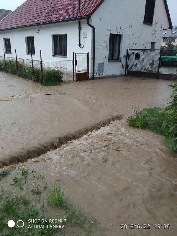 V Chlumanech zalila několik domů voda z rozvodněného potoka a rybníka.