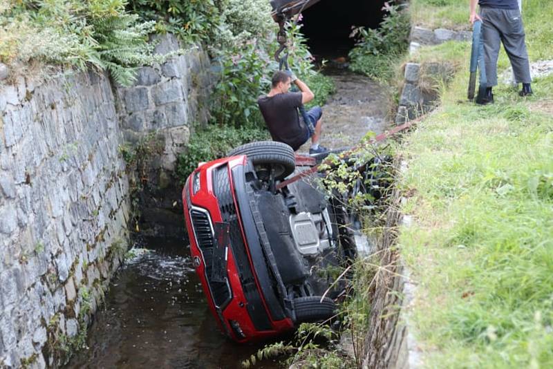 Auto sjelo z parkoviště u vimperského gymnázia do Křesánovského potoka.