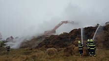 Požár zemědělské skládky u Hracholusk.
