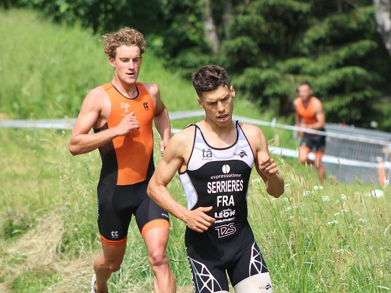 Mužský Short track přinesl skvělý závod s řadou dramatických soubojů na trati.