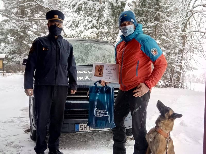 Záchranářské fence belgického ovčáka Enigmě a jejímu psovodu – členovi Horské služby Šumava Ondřeji Zemanovi se dostalo ocenění za zásah v okolí Lenory při pátrání po pohřešované ženě.