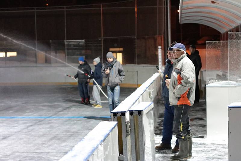Po dlouhých letech se v Prachaticích opět začíná s přípravou lední plochy pro bruslení. Poslouží k tomu hokejbalová aréna, kterou připravují členové hokejbalového oddílu a Sportovní zařízení města Prachatice.