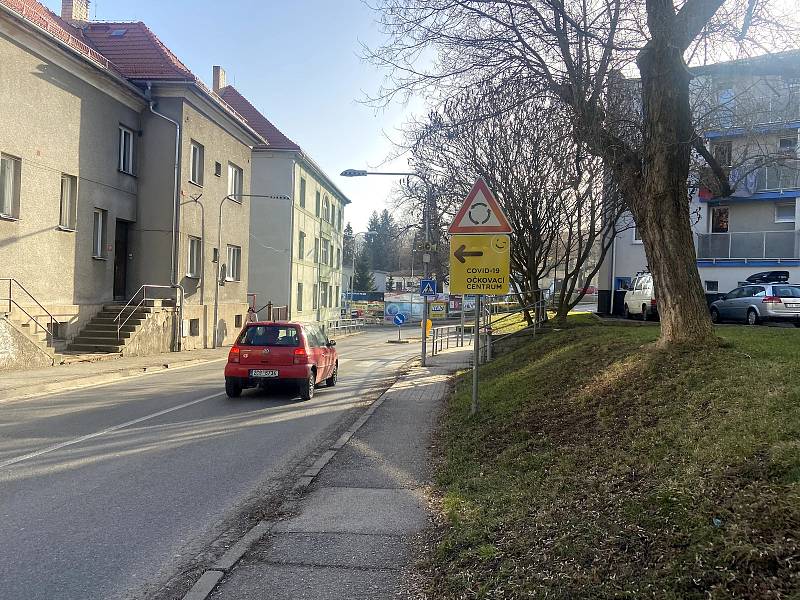 Chodník v Husinecké ulici chce město Prachatice opravit ještě letos.