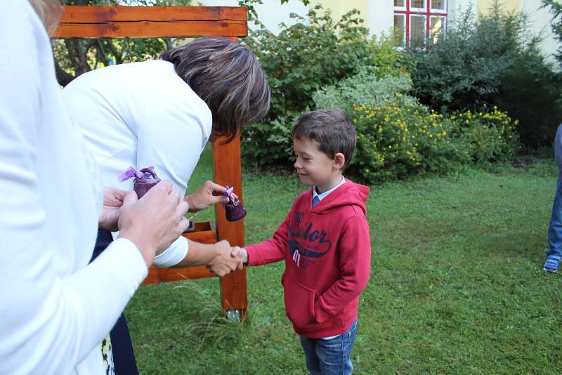 Prvňáčci ve Vodňance dostali každý svůj zvoneček a společně s třídní učitelkou Olgou Michálkouvou si první den ve škole zazvonili.