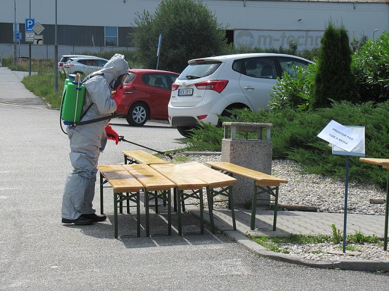 Tři hasiči provedli závěrečný úklid. Jejich úkolem bylo dezinfikování prostorů ve firmě i použitých technických prostředků.