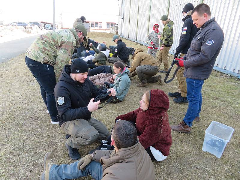 Výcvikově-vzdělávací centrum Elite Training Center Lhenice pod vedením poručíka Jaroslava Duchoně připravuje kurzy bojové medicíny pro ukrajinské občany zdarma. Jeden z nich se uskutečnil v neděli 20. března.