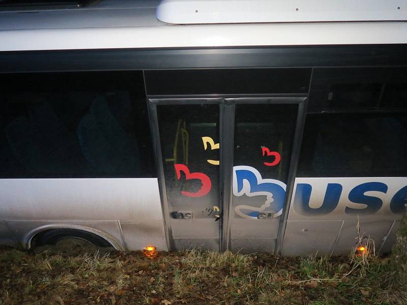 Pod autobusem na Prachaticku se utrhla krajnice. Cestující museli ven oknem