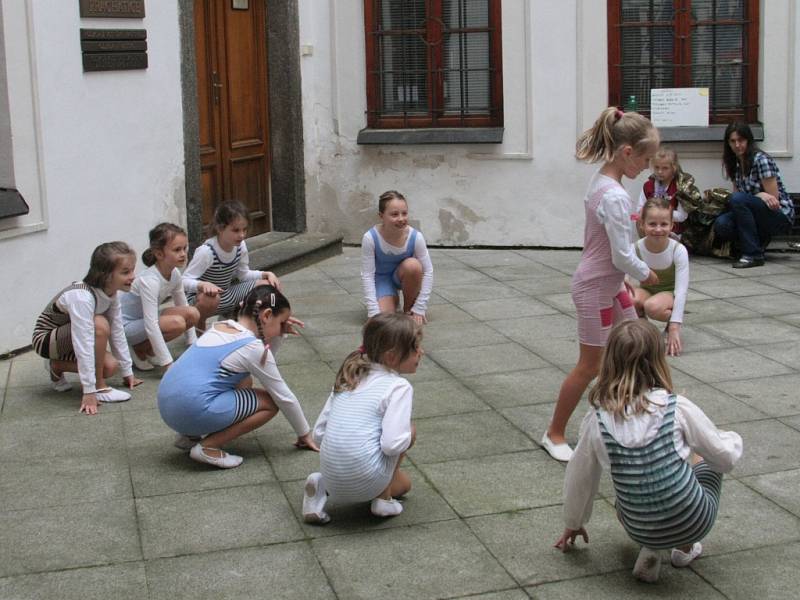 Dalším dětským souborem, který obohatil svým vystoupením páteční country benefici, bylo také baletní studio pod vedením Olgy Pilátové.