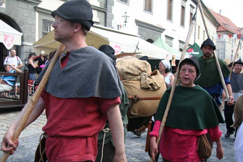 Páteční odpolední program Slavností Zlaté stezky pokračoval tradičně příchodem karavany soumarů, která letos dorazila pěšky z Grainetu i s nákladem soli.