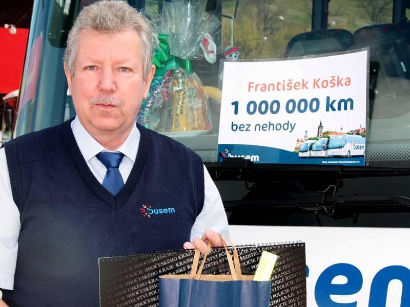 František Koška, řidič autobusu společnosti ČSAD Autobusy České Budějovice, převzal v týdnu ocenění za milion kilometrů ujetých bez nehody.