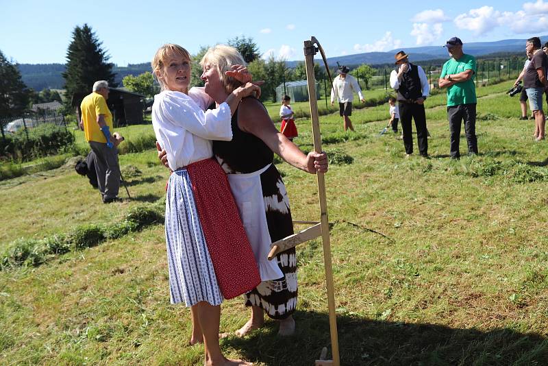 Volarský sekáč 2021 ukázal, jak jsou zdatní muži, ženy a děti při kosení trávy.