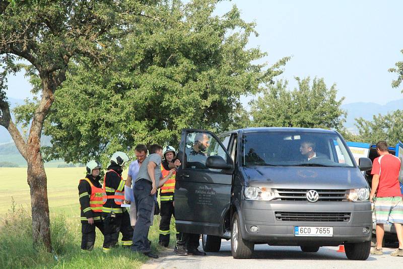 Tragická nehoda na silnici z Chocholaté Lhoty na Strunkovice nad Blanicí.Dvacetiletý řidič octavie zraněním podlehl na místě.