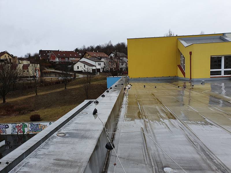 Poškozená střecha na budově Základní školy v Národní ulici.