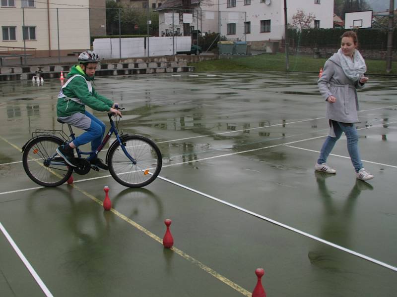 V Prachaticích se ve čtvrtek 5. května uskutečnilo okresní kolo soutěže mladých cyklistů. Ti museli zvládnout nejen jízdu na dopravním hřišti, ale také jízdu zručnosti, testy a zdravovědu.