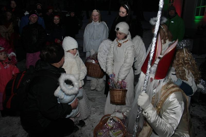 Mikulášskou nadílku jako vyvrcholení celého mikulášského odpoledne připravili nejen pro děti v areálu jízdárny zámku Skalice v Bohumilicích.